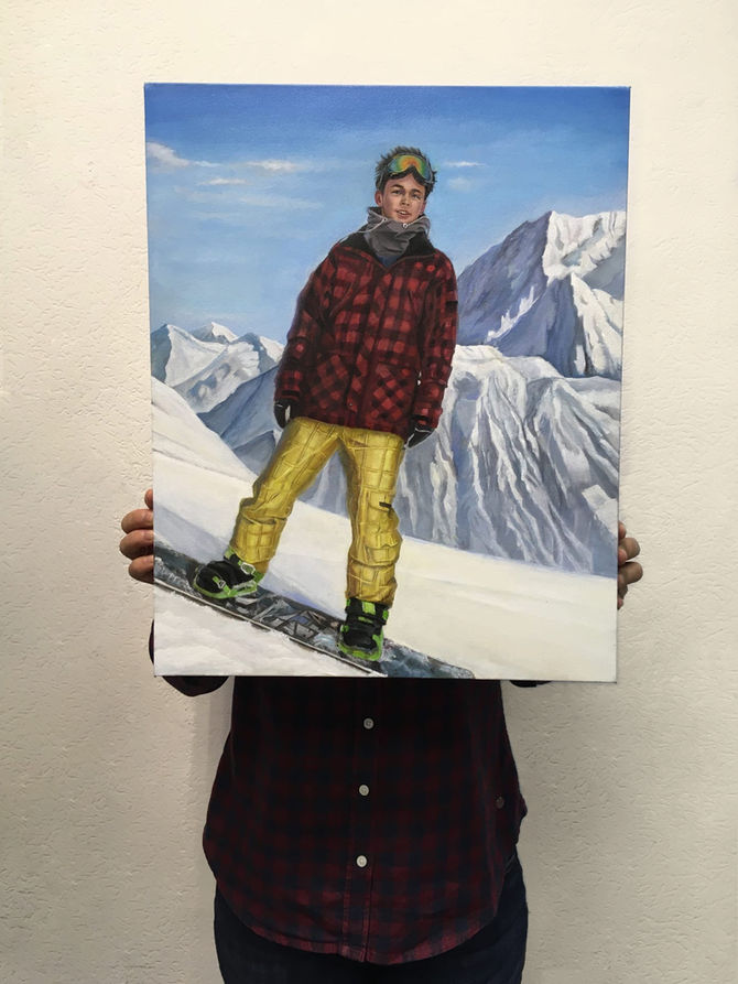 Портрет племянника на снежном борде на фоне гор.